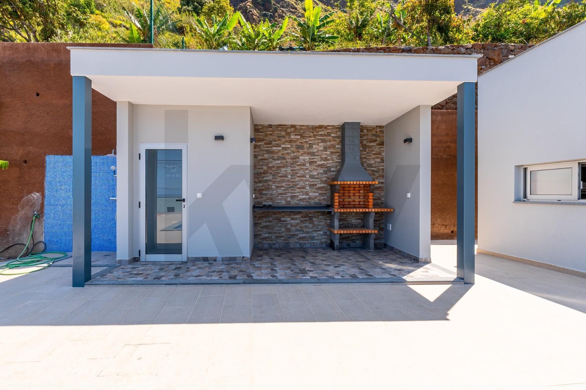 Villa Paul do Mar &mdash; zona de churrasco coberta junto à piscina