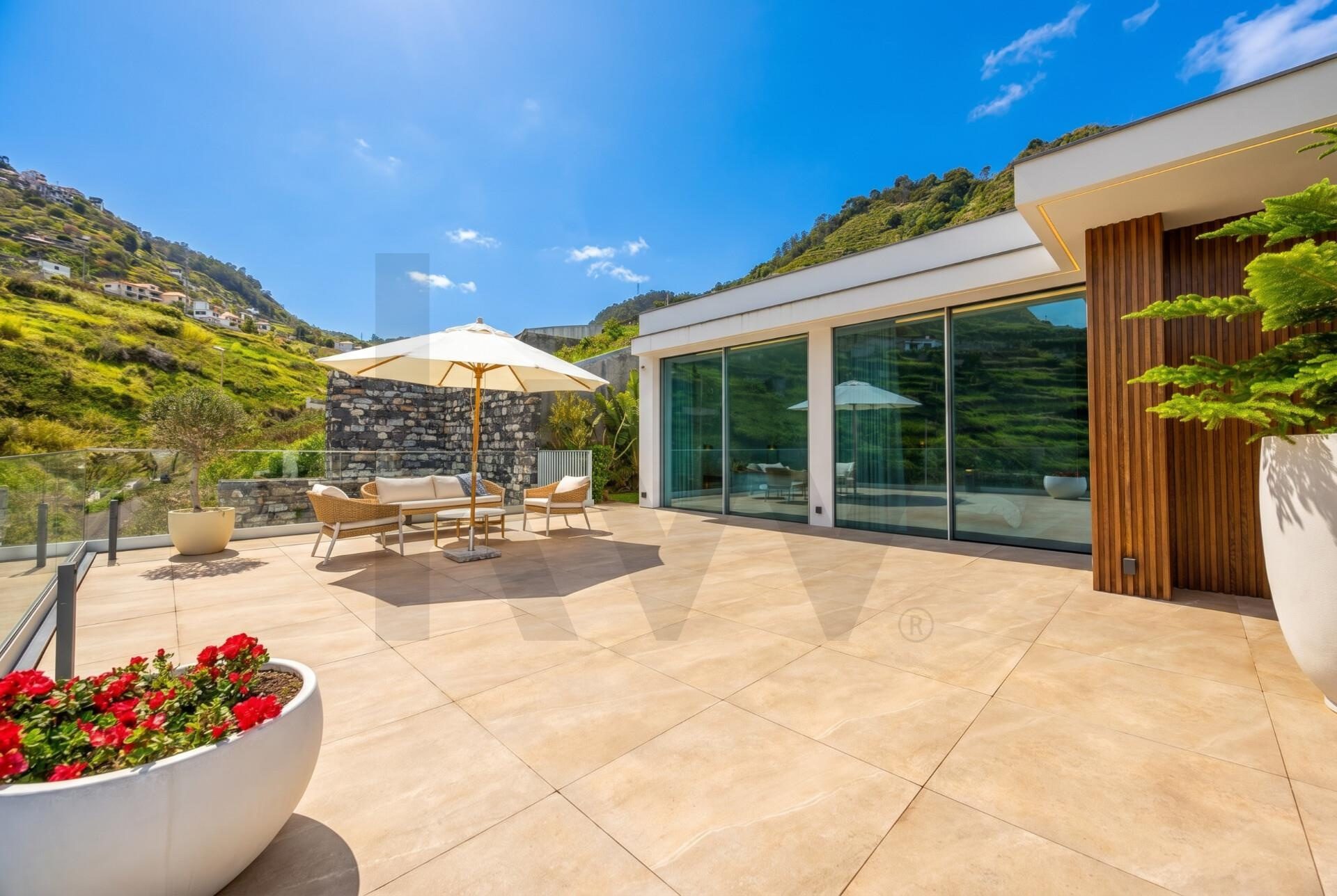 Villa Quinta Grande — terraço exterior com vista para a encosta e o mar