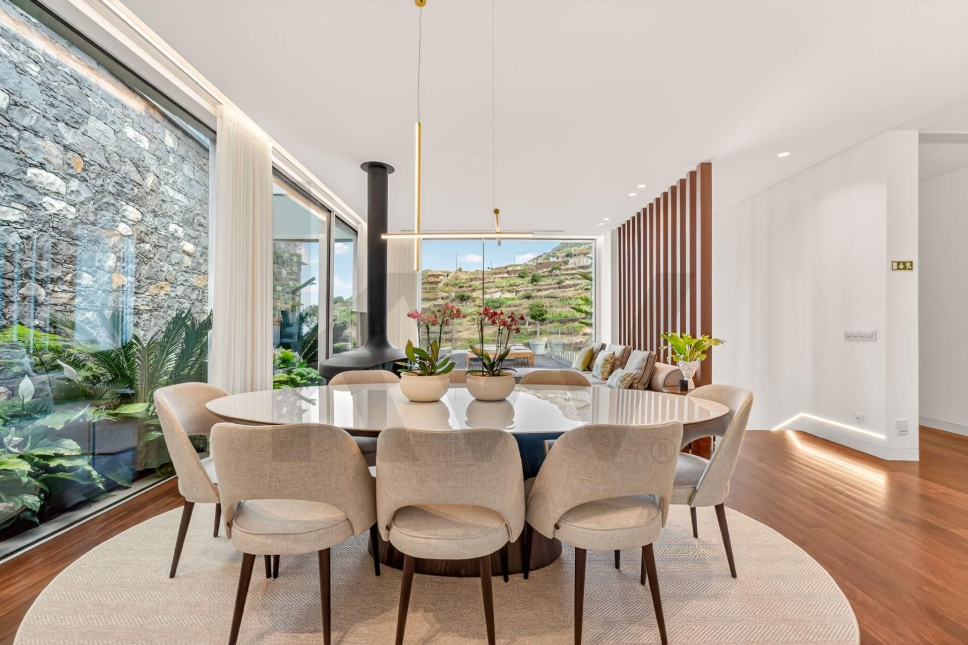Villa Quinta Grande &mdash; sala de jantar envidraçada sobre os jardins e o mar